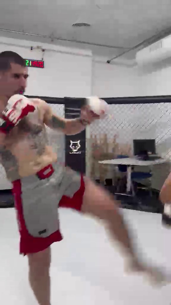 Entrenamiento intenso MMA en el camp